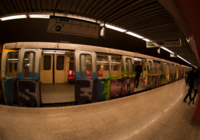 Бухарестда метро йўловчиси 25 ёшли қизни поезд рельсига итариб юборди фото