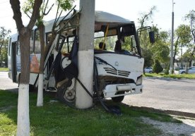 Yunusobodda YTH: avtobus yo‘l bo‘yidagi ustunga urildi фото