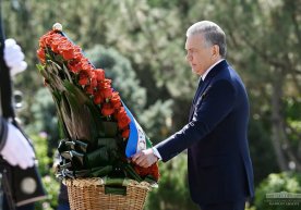 Shavkat Mirziyoyev birinchi prezident Islom Karimov haykali poyiga gulchambar qo‘ydi фото