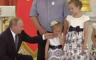Putin "Roditelskaya slava" ordenini topshirish marosimida yig‘layotgan qizni tinchlantirishga harakat qildi фото