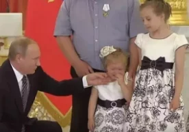 Путин "Родительская слава" орденини топшириш маросимида йиғлаётган қизни тинчлантиришга ҳаракат қилди фото