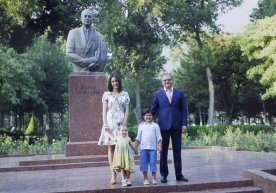 Вазир А.Комилов қайнотаси Шароф Рашидовнинг туғилган куни сабаб ўғли ва невараларининг суратини эълон қилди фото