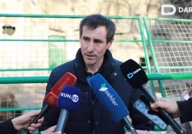 Toshkent hayvonot bog‘ida ayol kichkina qizaloqni ayiq