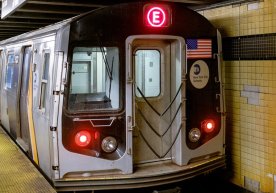 Three young men hijacked a subway train in New York (video) фото