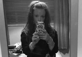 33 ёшли қўшиқчи Сионед Вин Робертс Британиянинг Voice