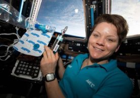 Astronavt uch oyda besh santimetrga oʻsdi фото