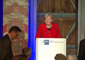 Germaniya kansleri Angela Merkel sahnaga chiqish vaqtida yiqilib tushdi (video) фото
