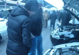 Сирғали машина бозори якшанба куни одамлар билан гавжум