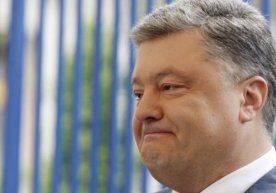Poroshenko tashriflaridan biri vaqtida ayolning boshidan shapkasini yulib oldi (video) фото