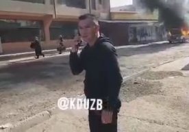 Yangiyoʻlda “Volga” mashinasi yonib ketdi. Haydovchisi esa yongan holda yugurmoqda (video) фото