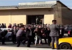 Самарқандча янги «тўй тренди»: серқатнов йўл тўсилиб, куёв навкарлар рақсга тушишди фото