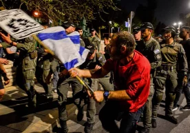 Тель-Авивда автомобиль митинг уюштираётган одамлар устига юрди фото