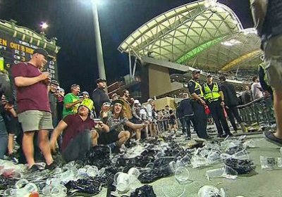 Австралияда крикет мухлислари полиция ходимларига қарши жанжал кўтаришди фото