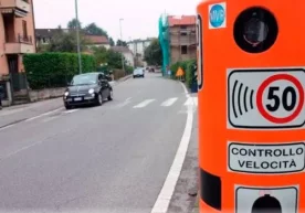 Italiyaning Peve-di-Teko kommunasidagi cherkov yonida