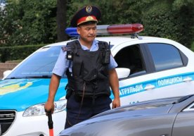 Полиция ходимлари Нур-Султон кўчаларида яланғоч ҳолда