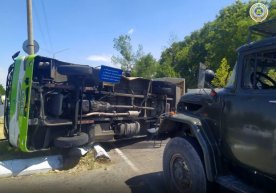 Toshkentda «Zil-131» Isuzu avtobusini ag‘darib yubordi фото