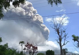 Индонезияда Ломблен оролида жойлашган Левотоло вулқони