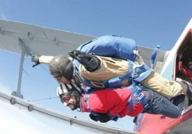 АҚШлик Бред Гай 4,5 километр баландликдан иккита ишламай