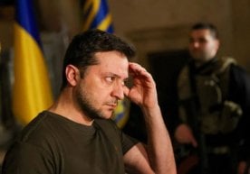 How did Zelensky react to the end of US military aid? фото