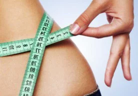 Қорин соҳасидаги ортиқча ёғлардан азият чекувчи аёл борки