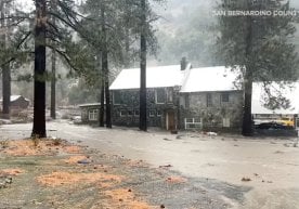 Ёмғирлар тошқинлар ва лой кўчкиларига олиб келди.