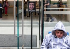 Австралиялик аёл Люси Келли iPhone 6S харид қилишга навбат