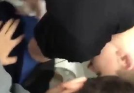 Москвадаги мактабда ўқувчилар ўзидан кичик боланинг бошини унитазга тиқди (видео) фото