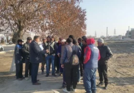 Соат эрталабки ўн бўлишига қарамай тумонат одам. Ишлайман