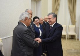 Шавкат Мирзиёев нуронийлар билан суҳбатлашди фото