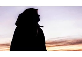 Мўмина хола тинимсиз қўнғироғи чалинаётган эшикни очиш