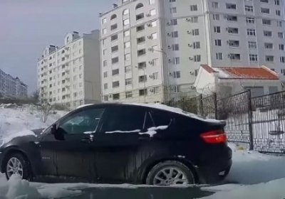 Haydovchining ehtiyotkorligi tufayli sirpanib ketgan BMW X6 bilan to‘qnashuvning oldi olindi (video) фото