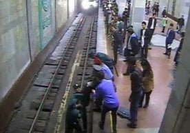 Toshkent metrosida 18 yoshli talaba qiz poyezd relsiga sakradi фото