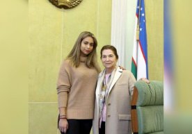 Imon Karimova buvisi Tatyana Karimova bilan Oqsaroy qarorgohida фото