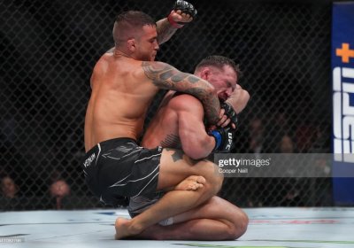 UFC 281: Дастин Порье Майкл Чендлерга қарши кечган жангда уни бўғиш усули билан таслим этди фото