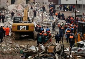Turkiyada 8 qavatli uy quladi, odamlar vayronalar ostida qoldi (video) фото