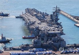 USS Ronald Reygan aviatashuvchi kemasi Pusan ​​portida