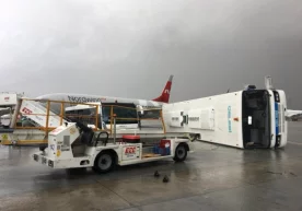 Туркиянинг Анталья шаҳрида қуюн йўловчиларни аэропорт