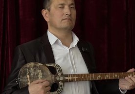 Koʻzi ojiz ustoz maqom san'atini yosh avlodga etkazmoqda (video) фото