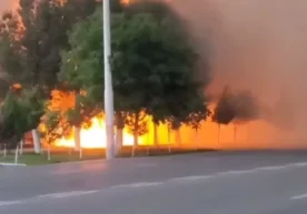 Навоий вилоятидаги савдо мажмуасида кучли ёнғин содир бўлди фото