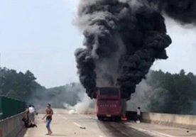 Xitoyda avtobus yonib ketishi tufayli 30 kishi halok bo‘ldi фото