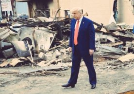 Omma oldiga baland poshnali tufli kiyib chiqqan Donald Tramp kulgiga qoldi фото