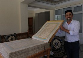 Samarqandlik xattot 60x80 hajmdagi katta Qur’on kitobini yozib tugatdi фото