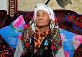 Qoraqalpog‘istonlik 102 yoshli Tojigul momo Alliyarova "Shuhrat" medali bilan taqdirlandi фото