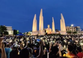 Таиланд пойтахтидаги Демократия ёдгорлиги олдида юзлаб