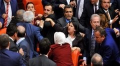Turkiyada parlament deputatlari mushtlashib ketishdi фото
