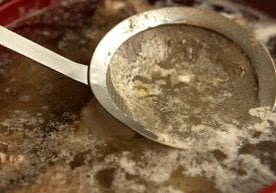 Шўрва тайёрлаш жараёнида юзада ҳосил бўладиган кўпик