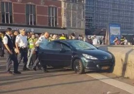 Amsterdamda haydovchi odamlarni urib ketdi фото