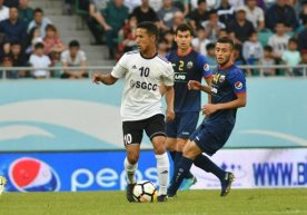 Bobur Abduholiqov oktyabr oyining eng yaxshi futbolchisi bo‘ldi фото
