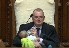 Янги Зеландия парламент раиси Тревор Маллард қўлида