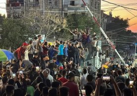 G‘azo aholisi HAMASning tinchlikka erishish yo‘lidagi qarorini nishonlash uchun ko‘chalarga chiqdi фото